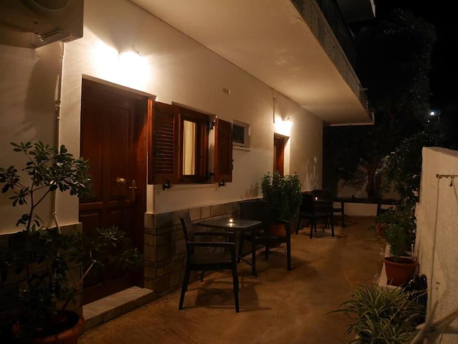 Chrysoula'S Welcoming Triple Room With Yard Monemvasía Exteriör bild