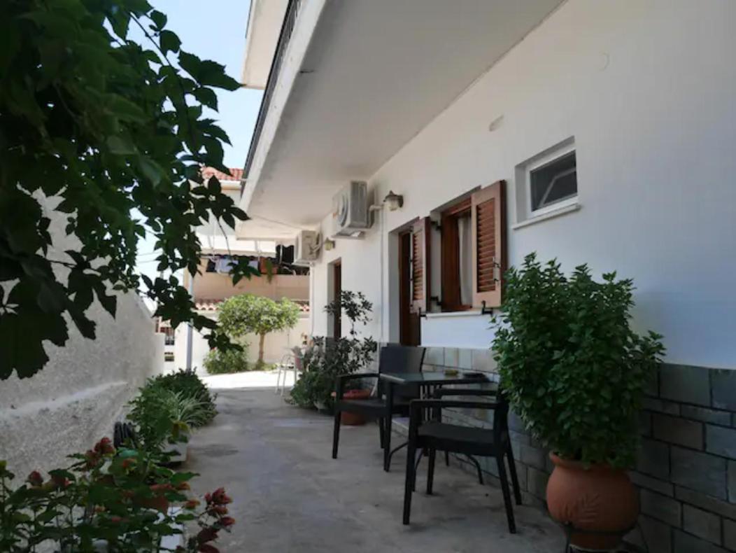 Chrysoula'S Welcoming Triple Room With Yard Monemvasía Exteriör bild